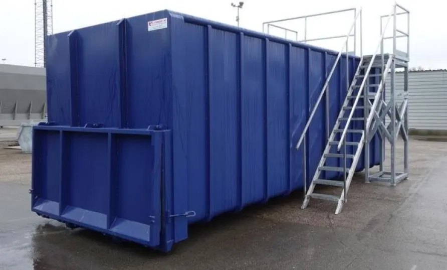 container met trap en loopbrug