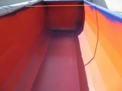 Vloeistofdichte container afgedekt met zeil open binnenkant